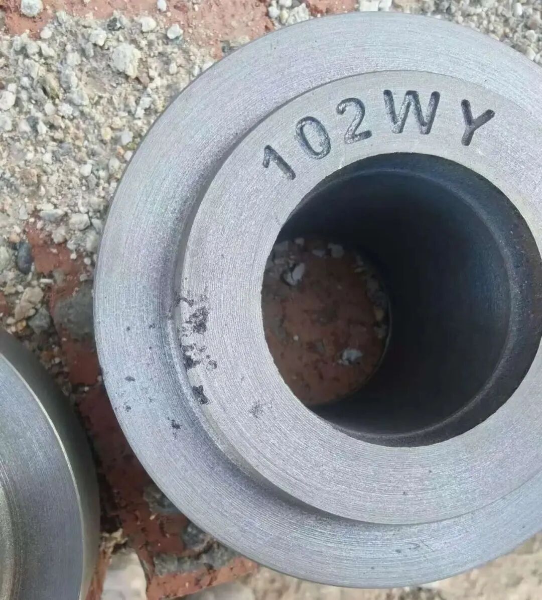 What are the characteristics of sand flushing defects in the production of gray cast iron parts using green sand? What is the difference between slag eye defects?